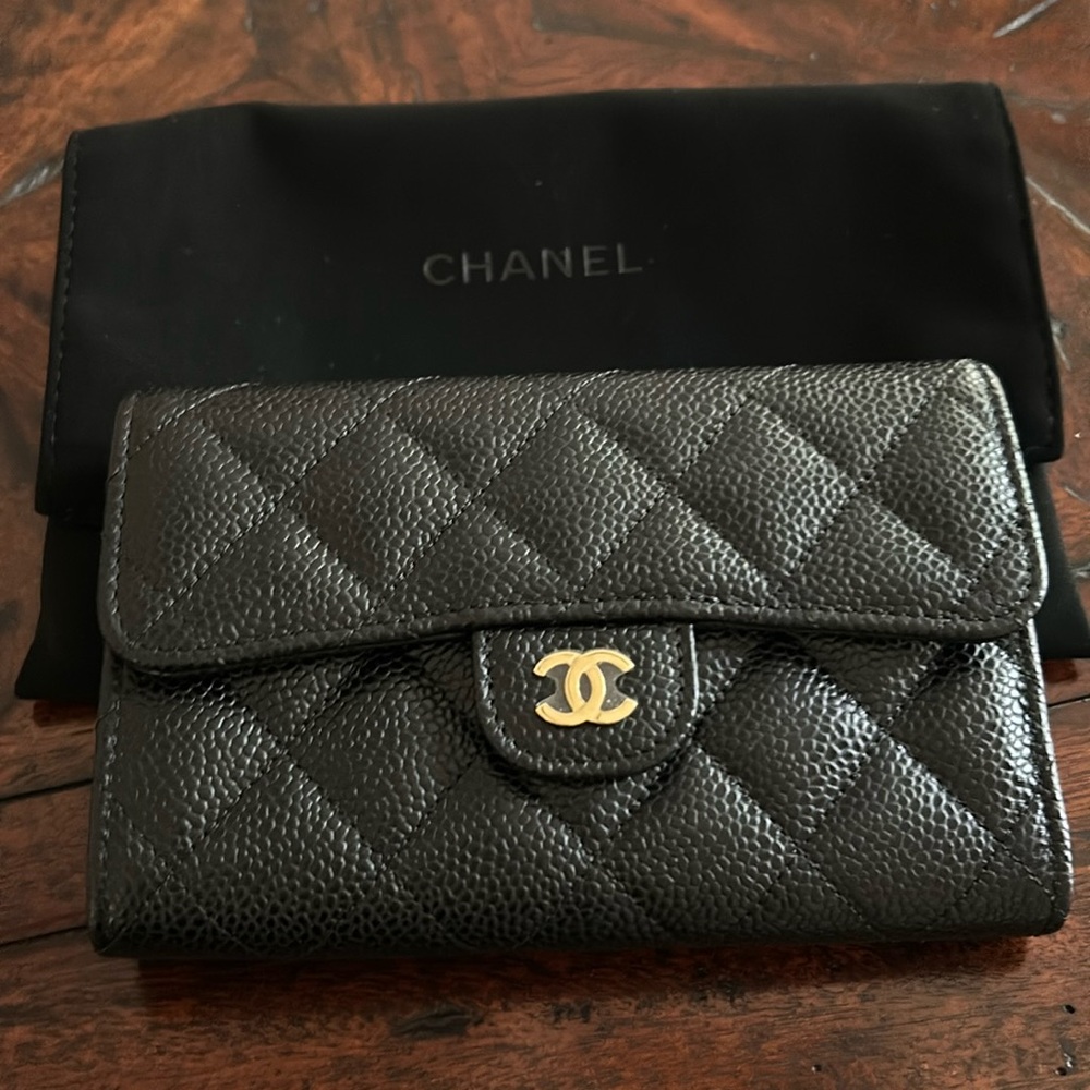 Chanel caviar medium flip wallet in black